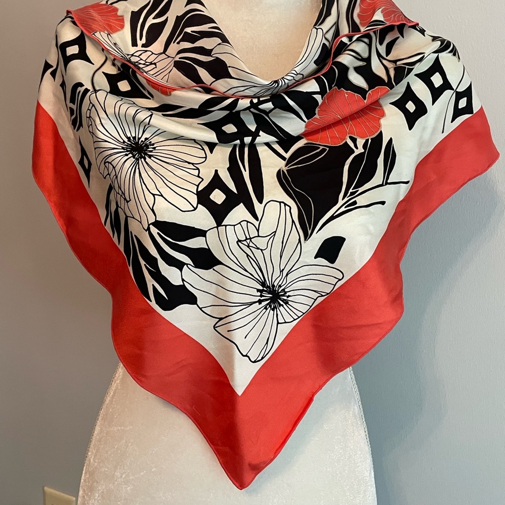 🧕 Tanner Floral Triangle Silk Scarf in Colors of Black, Coral and Cream. 🧕